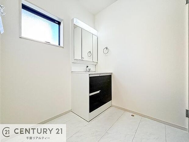 小窓のついた洗面所は、光と風が入りやすく、いつでも快適にお使いいただけます。三面鏡で使い勝手が良く、鏡裏収納も備えておりますので、日用品やスキンケア用品もすっきり整理できます。