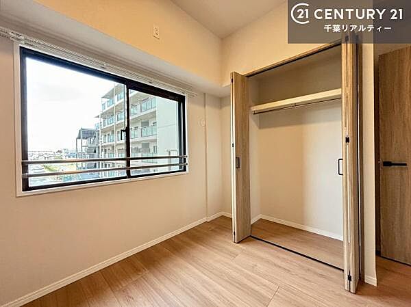 掃き出し窓がないお部屋は、お子様のお部屋としても安心です！収納スペースも充実しているので散らかったお部屋をサッと片付けられます！