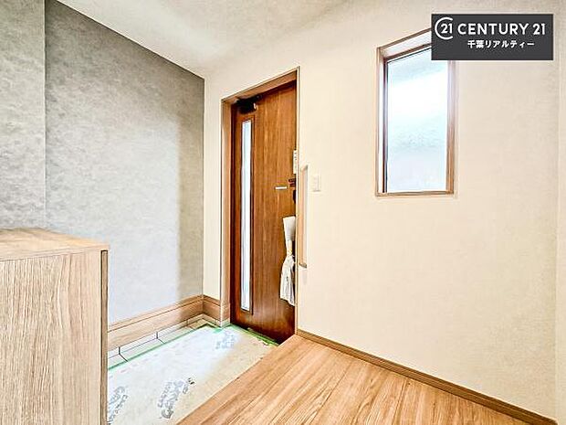 疲れて帰ってきても、ただいま!を言いたくなる、優しく迎え入れてくれる空間になっています。明るく温もり溢れる玄関です!