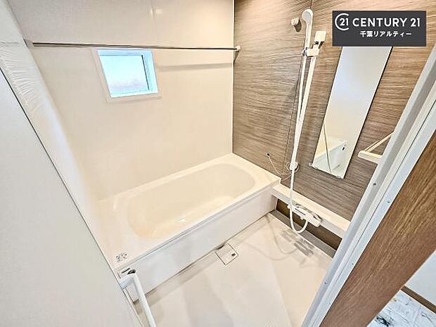 落ち着きある大人の雰囲気のバスルームは、味が出ていてバスタイムが充実!お仕事頑張っているご褒美にお好みの匂いの入浴剤を入れて、楽しんでみてはいかがでしょうか?