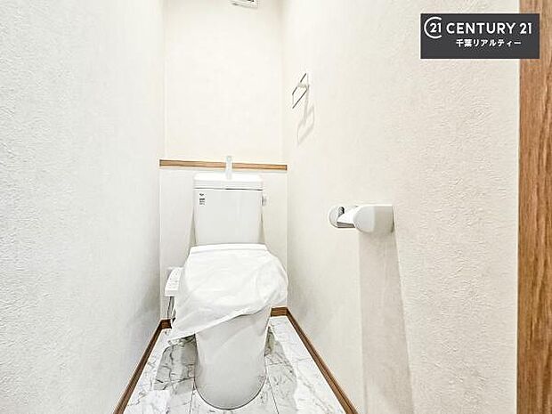 清潔感のある色味のお手洗いです!さわやかでスッキリする空間です!白を基調としているので、お手入れがしやすいトイレです!