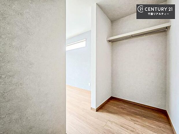 ウォークインクローゼット付きです。たくさんのお洋服などを収納しておけそうですね!他にも扇風機や加湿器など季節物の大きな家電も収納できます。