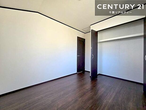 洋室は子供部屋や寝室、色々と用途多彩に利用できますね。収納力もたっぷりなので、広々気持ちよく過ごすことができます!