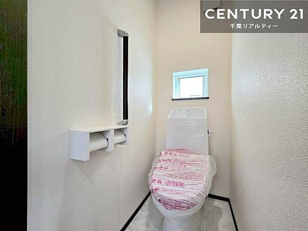 1・2階にトイレがございます!朝の忙しい時間帯も待たずにすみそうですね。白を基調とした清潔感のあるトイレでお手入れがしやすいです!