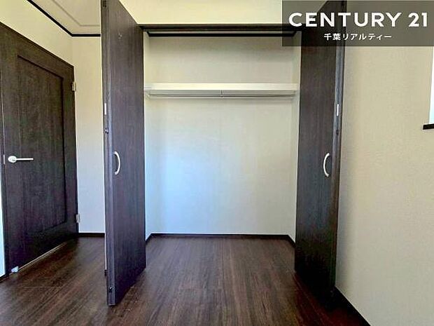 収納力に優れているからこそ、余計なモノを表に出さず、インテリアを美しくキープできます。シンプルで洗練された空間をお楽しみください。