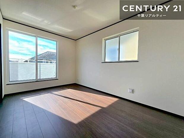 バルコニーに面している洋室です。明るく温もりがあり、換気もしっかりできます!朝起きて、外に出て背伸びをしつつ深呼吸をし良い朝を迎え入れることができます。