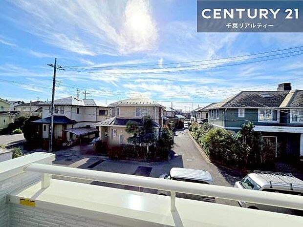 晴れた日には青い空を見渡せる開放的な時間を楽しめます。気持ちの良い風が通り抜ける街並みです!【現地見学会開催中】