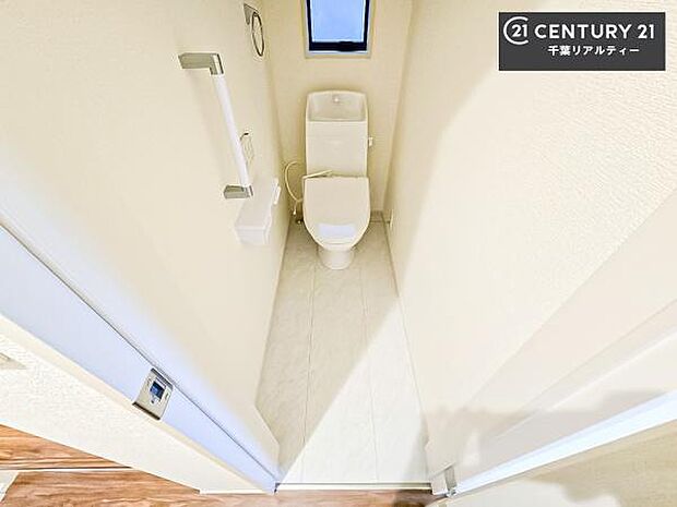 1・2階にトイレがございます!朝の忙しい時間帯も待たずにすみそうですね。白を基調とした清潔感のあるトイレでお手入れがしやすいです!