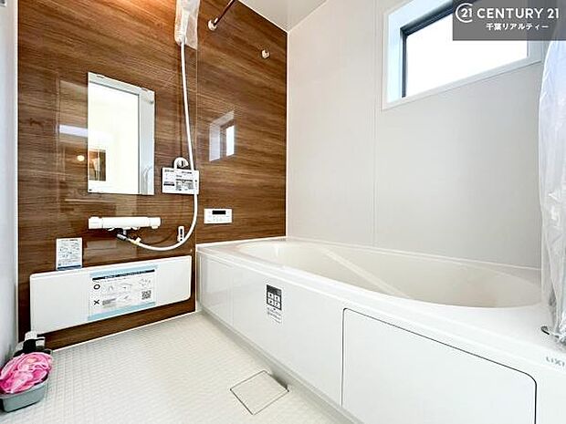 落ち着きある大人の雰囲気のバスルームは、味が出ていてバスタイムが充実!お仕事頑張っているご褒美にお好みの匂いの入浴剤を入れて、楽しんでみてはいかがでしょうか?