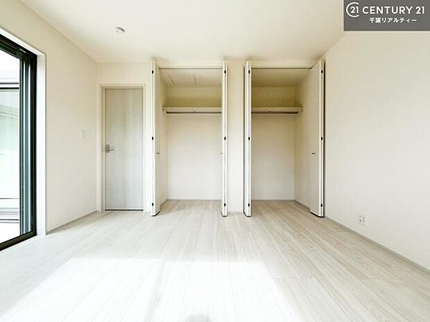 各部屋にしっかりと収納を備えており、衣類や季節物、生活用品までスッキリ片付きます。