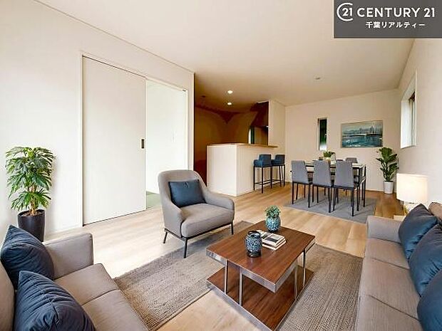 家具はCGパースです。開放感のある広々LDK!ソファーやダイニングテーブルを置いても窮屈にならないので快適に過ごせます!コミュニケーションが取りやすいリビングです!