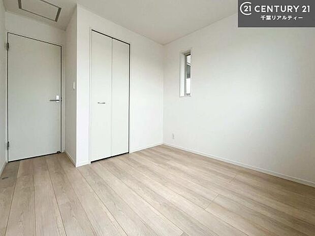 掃き出し窓がないお部屋は、お子様のお部屋としても安心です!収納スペースも充実しているので散らかったお部屋をサッと片付けられます!