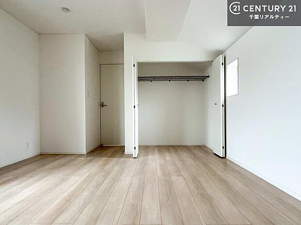 各居室収納付き!急なお客様が来客しても散らかったお部屋をサッと片付けられます!お部屋のスペースが生まれゆとりあるお部屋を演出することが出来ます!