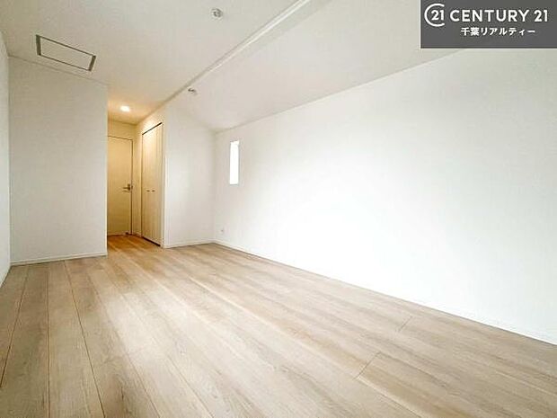 優しい光が差し込む洋室は、朝の目覚めも気持ちが良さそうですね。おうち時間もゆったりと過ごすことができます。優しい色合いのフローリングがどんな家具にもマッチします!