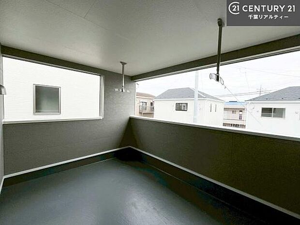 インナーバルコニー!屋根が付いているので、急に雨が降っても濡れにくく安心!強い日差しもカットしてくれるので、お天気の良い日は、お外へ出て深呼吸するのもよさそうです!