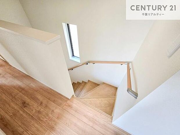 階段は明るく手摺りもついています。お子様やご年配の方も安心してご利用頂けますね。