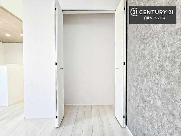 たっぷりの収納スペースで、暮らしがすっきり整う住まい。家族の荷物もきれいに片付き、毎日を快適に過ごせます。