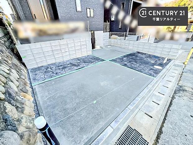 駐車スペースは2台分あります!セカンドカーはもちろん、バイクや自転車なども置き場所に困りません。