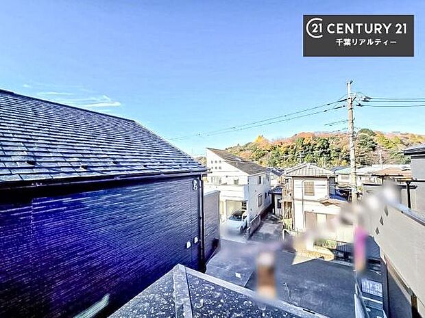 落ち着きある住宅街です!周囲には高い建物がなく、空が広く開放感があり、陽当たりを大きく遮られることもありません!気持ちの良い風が通り抜ける街並みです!