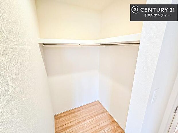 ウォークインクローゼット付きです。たくさんのお洋服などを収納しておけそうですね!他にも扇風機や加湿器など季節物の大きな家電も収納できます!