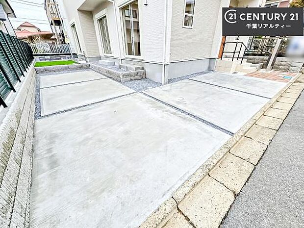 駐車スペースは2台分あります!セカンドカーはもちろん、バイクや自転車なども置き場所に困りません。