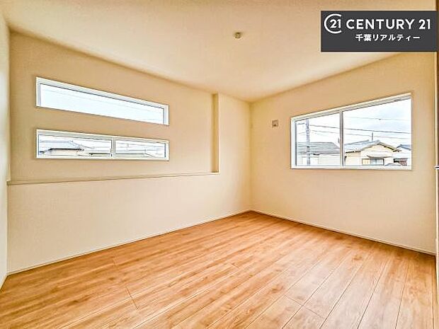 2面採光を確保した明るい室内は、風通しも良く、明るく大変居心地の良い空間となっております。リラックスして過ごせる心地の良いお部屋です!