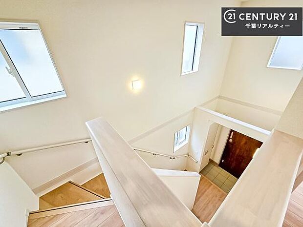 玄関ホールは、上部吹き抜け!帰ってきた瞬間開放感あふれる心地よい空間がお出迎えしてくれます!