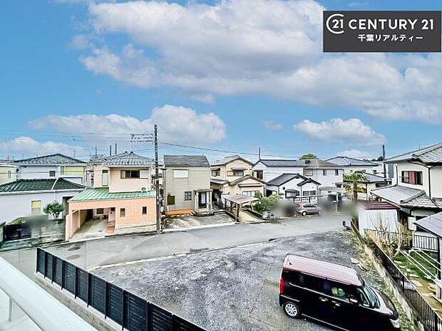 落ち着きある住宅街です!周囲には高い建物がなく、空が広く開放感があり、陽当たりを大きく遮られることもありません!気持ちの良い風が通り抜ける街並みです!