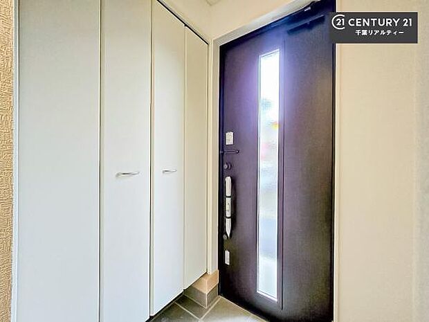 疲れて帰ってきても、ただいま!を言いたくなる、優しく迎え入れてくれる空間になっています。明るく温もり溢れる玄関です!