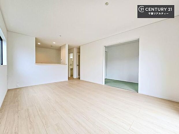 開放感のある広々LDK!ソファーやダイニングテーブルを置いても窮屈にならないので快適に過ごせます!コミュニケーションが取りやすいリビングです!