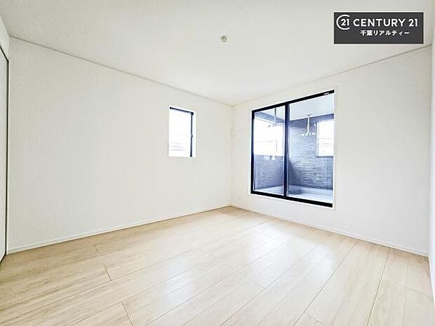 バルコニーに面した洋室は、やわらかな朝日が差し込む心地よい空間。爽やかな光に包まれて気持ちよく目覚められるため、寝室に最適なお部屋です。朝の換気やお布団干しも快適に行えます。