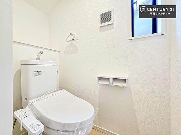 1・2階にトイレがございます!朝の忙しい時間帯も待たずにすみそうですね。白を基調とした清潔感のあるトイレでお手入れがしやすいです!