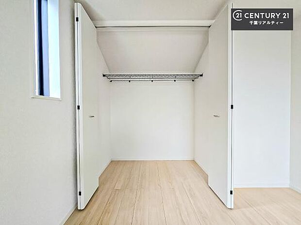 住空間をすっきり使うためには必須ポイントの収納スペースですよね。是非現地でご確認ください!