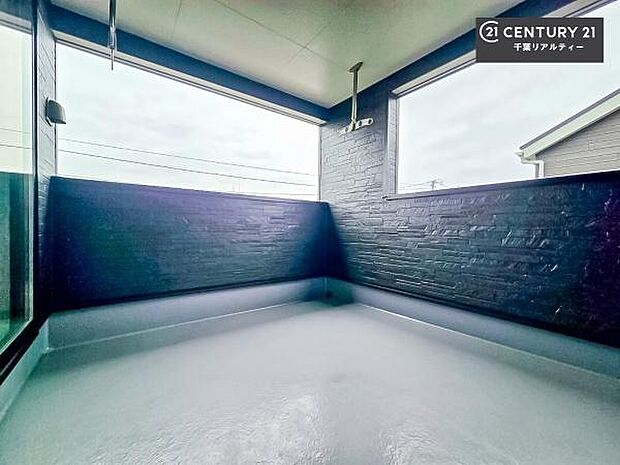 インナーバルコニー!屋根が付いているので、急に雨が降っても濡れにくく安心!強い日差しもカットしてくれるので、お天気の良い日は、お外へ出て深呼吸するのもよさそうです!