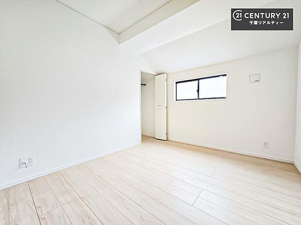 シンプルにデザインされているため、家具を選びません!お気に入りの家具を置いてくつろげる空間を作ることができます。