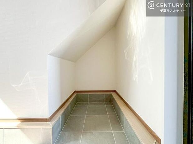 玄関土間収納付き!収納スペースなのでベビーカーやアウトドアの道具がスッキリしまえます!取り出しもラクラク!整理整頓がしやすい!