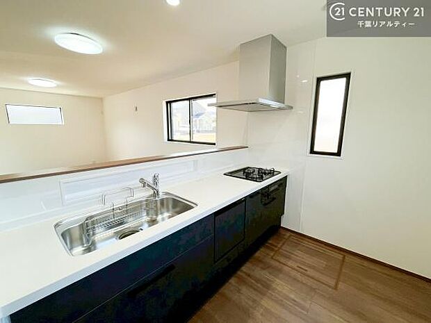 大人気の対面式システムキッチンを採用しています!ご家族のコミュニケーションが自然と増える設計です。お子様にも目が届くので嬉しいですね!広々使えて快適で作業が進みます。