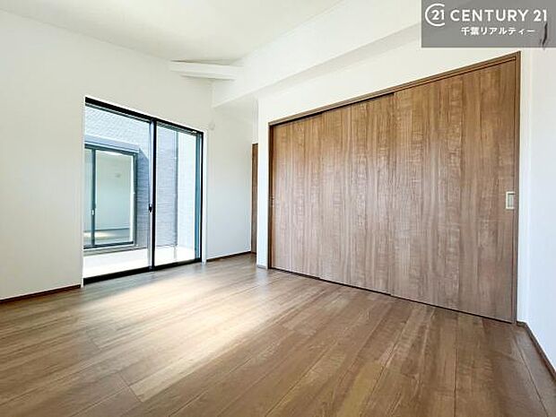 優しい光が差し込む洋室は、朝の目覚めも気持ちが良さそうですね。おうち時間もゆったりと過ごすことができます。優しい色合いのフローリングがどんな家具にもマッチします!