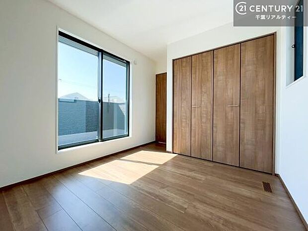 バルコニーに面している洋室です。明るく温もりがあり、換気もしっかりできます!朝起きて、外に出て背伸びをしつつ深呼吸をし良い朝を迎え入れることができます。