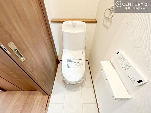 清潔感のある色味のお手洗いです!さわやかでスッキリする空間です!白を基調としているので、お手入れがしやすいトイレです!