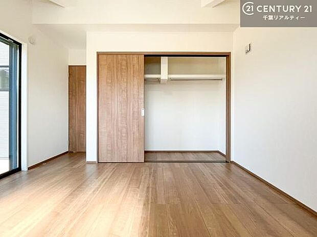 収納力に優れているからこそ、余計なモノを表に出さず、インテリアを美しくキープできます。シンプルで洗練された空間をお楽しみください。