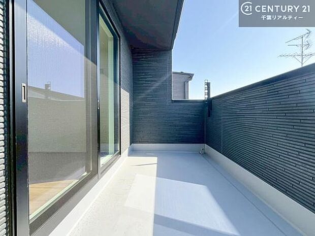 陽当たりの良いバルコニーで、お洗濯物もよく乾きそうですね!お天気の良い日にはバルコニーへ出てリフレッシュするのも気持ちよさそうです。