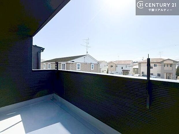 陽当たり良好なバルコニーです!晴れた日には青い空を見渡せる開放的な時間を楽しめます。