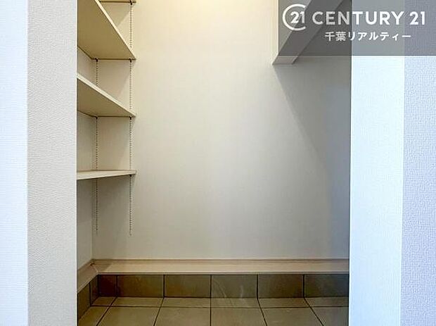 玄関土間収納付き!収納スペースなのでベビーカーやアウトドアの道具がスッキリしまえます!取り出しもラクラク!整理整頓がしやすい!