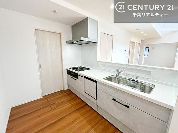 大人気の対面式システムキッチンを採用しています!ご家族のコミュニケーションが自然と増える設計です。お子様にも目が届くので嬉しいですね!広々使えて快適で作業が進みます。