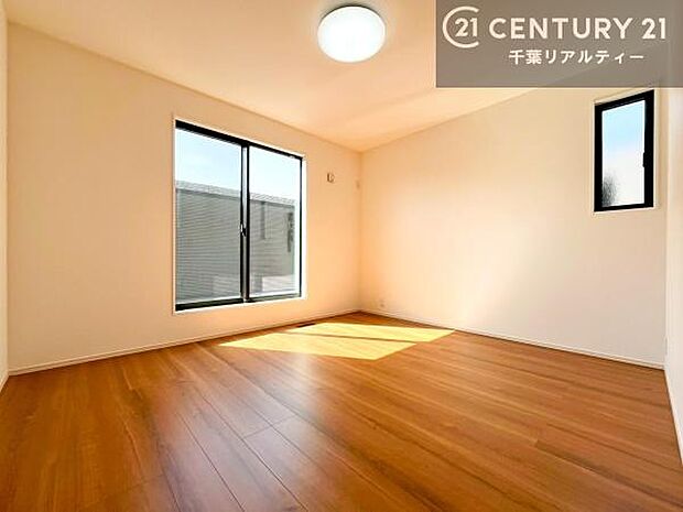 優しい光が差し込む洋室は、朝の目覚めも気持ちが良さそうですね。おうち時間もゆったりと過ごすことができます。優しい色合いのフローリングがどんな家具にもマッチします!