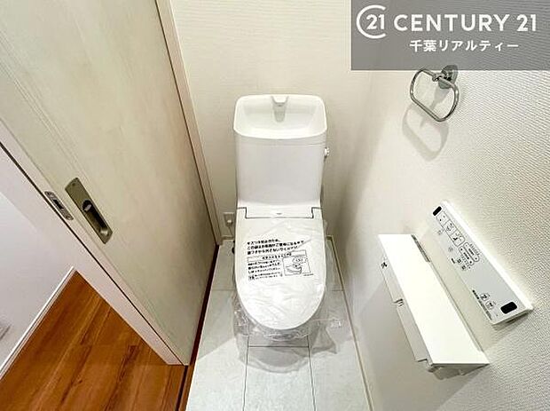 清潔感のある色味のお手洗いです!さわやかでスッキリする空間です!白を基調としているので、お手入れがしやすいトイレです!