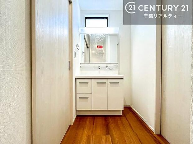 三面鏡仕様の洗面所は、身だしなみがしやすい造り!裏は収納になっています。ドライヤーやお化粧道具を片付けられるので洗面台周りをスッキリと見せることが出来ます!