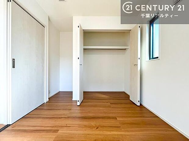 収納力に優れているからこそ、余計なモノを表に出さず、インテリアを美しくキープできます。シンプルで洗練された空間をお楽しみください。