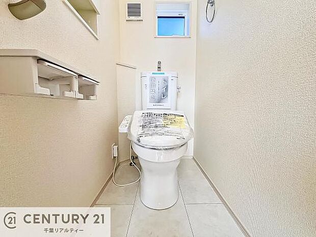 【同仕様】1・2階にトイレがございます!朝の忙しい時間帯も待たずにすみそうですね。白を基調とした清潔感のあるトイレでお手入れがしやすいです!